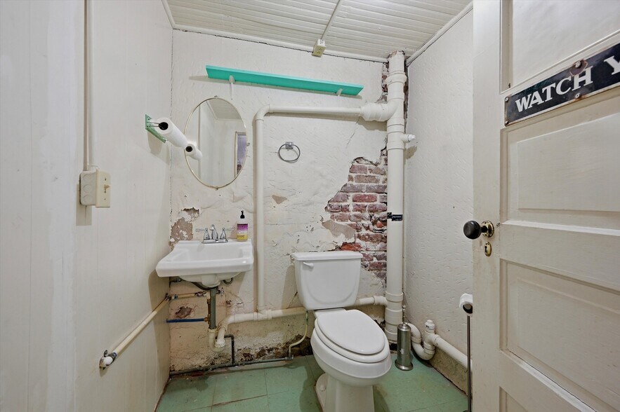 More Photos Of 321 N Main St, Bonham General Retail For Sale