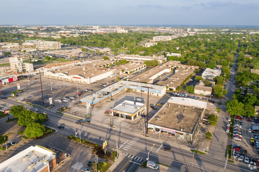 More Photos Of 5501 Lamar Blvd N, Austin Unknown For Lease