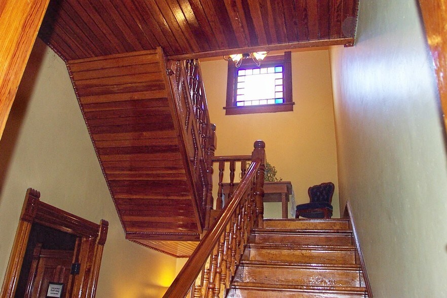More Photos Of 27 Sycamore St, Jefferson Specialty For Lease