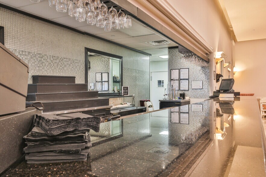 More Photos Of 15301 Gulf Fwy, Houston Freestanding For Sale