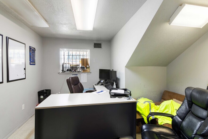 More Photos Of 1707 Graham Rd, College Station Warehouse For Sale