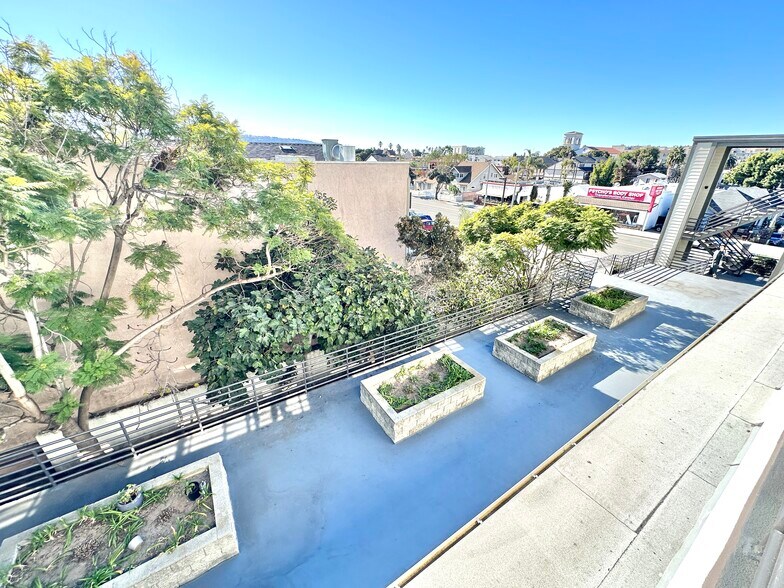 More Photos Of 220 S Pacific Coast Hwy, Redondo Beach Office Residential For Lease