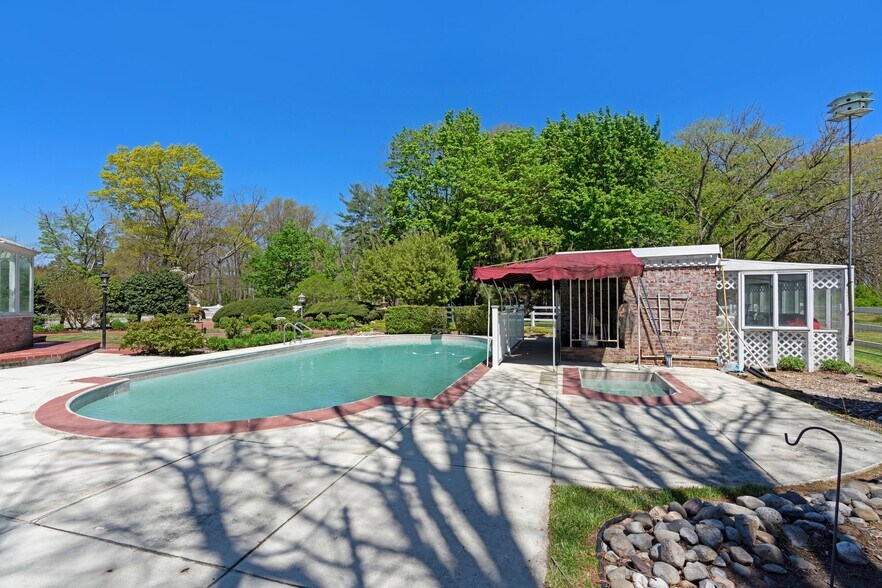 More Photos Of 1445 Catawba Ave, Newfield Service For Sale