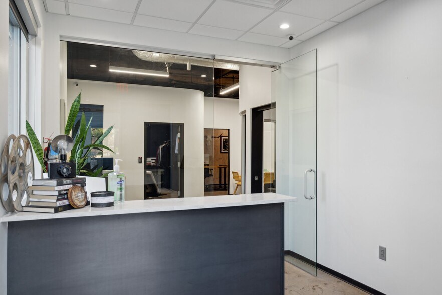 More Photos Of 14201 N Hayden Rd, Scottsdale Light Distribution For Lease