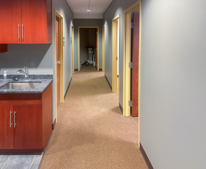 More Photos Of 600 Dakota St, Crystal Lake Office For Sale
