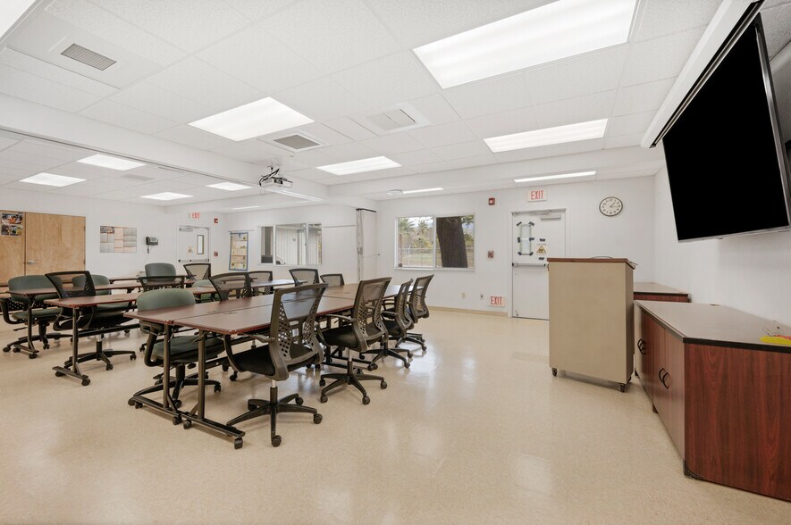 More Photos Of 32588 CA-190, Springville Office For Sale