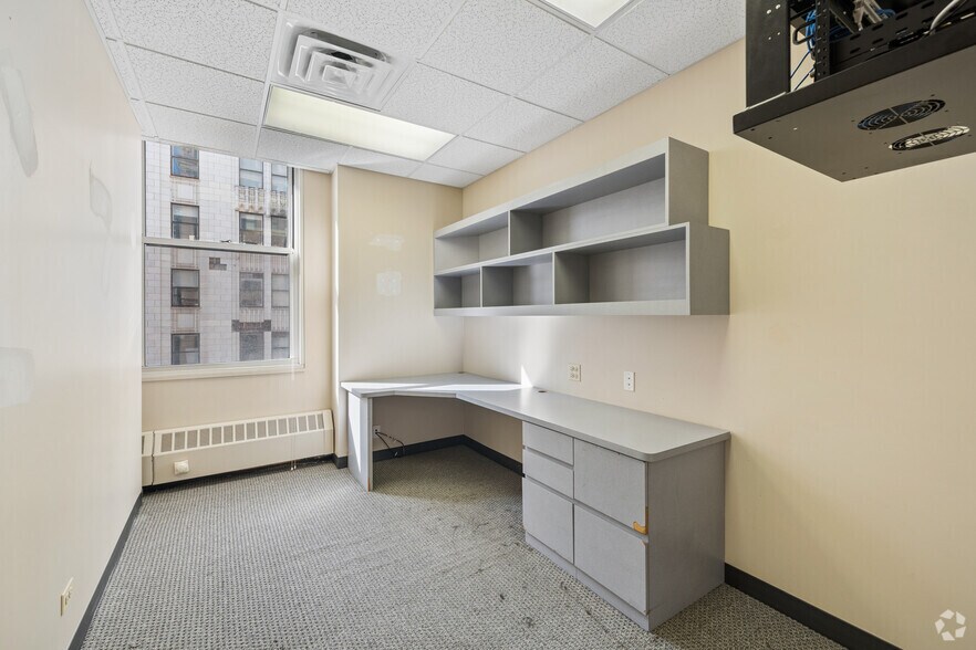 More Photos Of 111 N Wabash Ave, Chicago Office For Sale