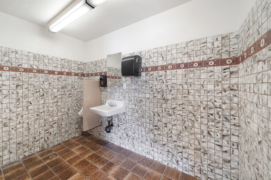 More Photos Of 1301 E Main St, Santa Paula Service For Sale