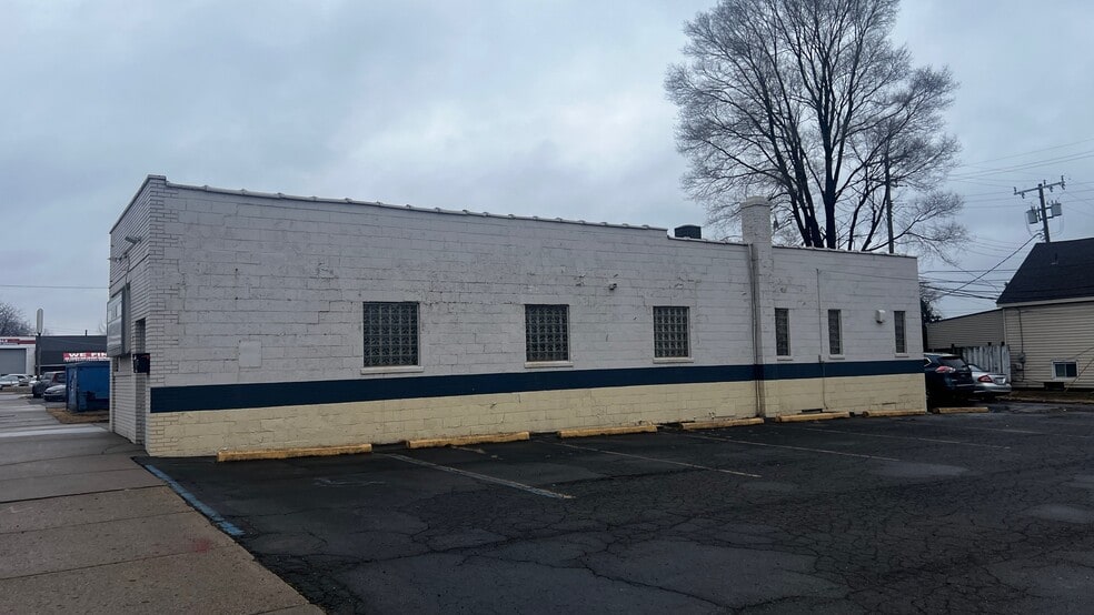 More Photos Of 10531 Wren St, Dearborn Bar For Sale