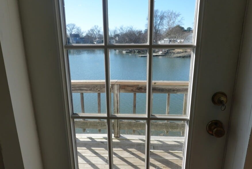 More Photos Of 100 Bridge St, Hampton Office For Lease