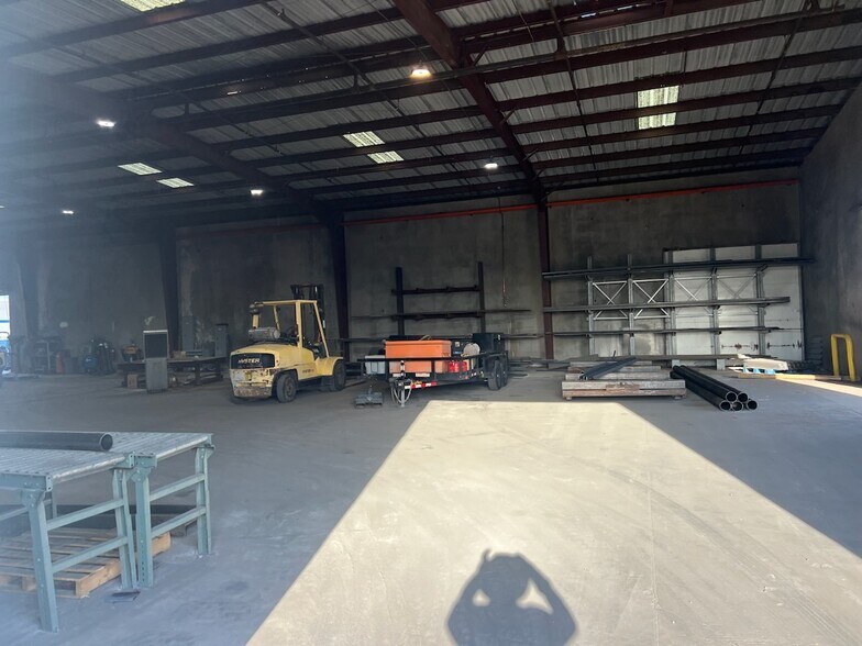 More Photos Of 1315 E Gibson Ln, Phoenix Warehouse For Lease