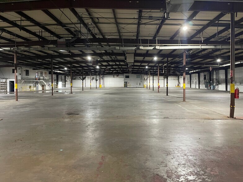 More Photos Of 2300 E 145th St, Little Rock Distribution For Lease