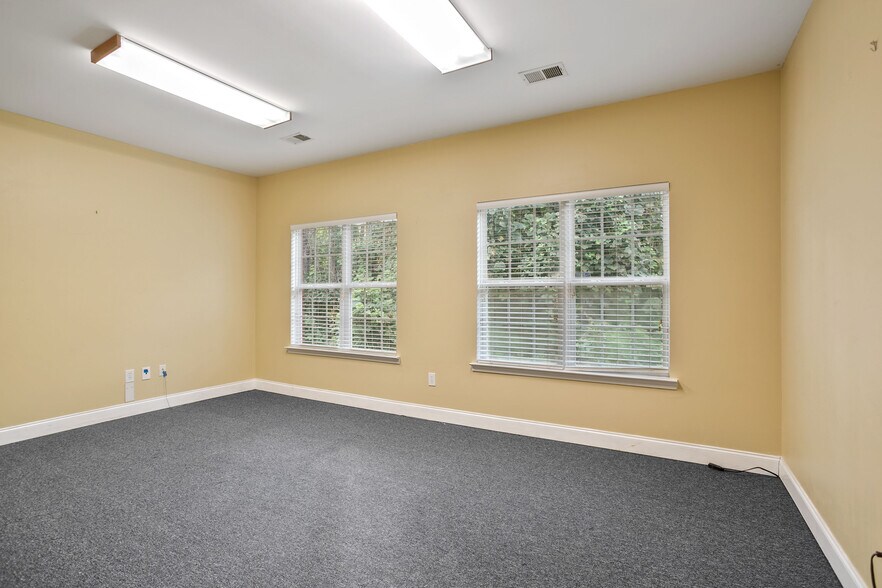 More Photos Of 200-204 River Park North Dr, Woodstock Medical For Sale