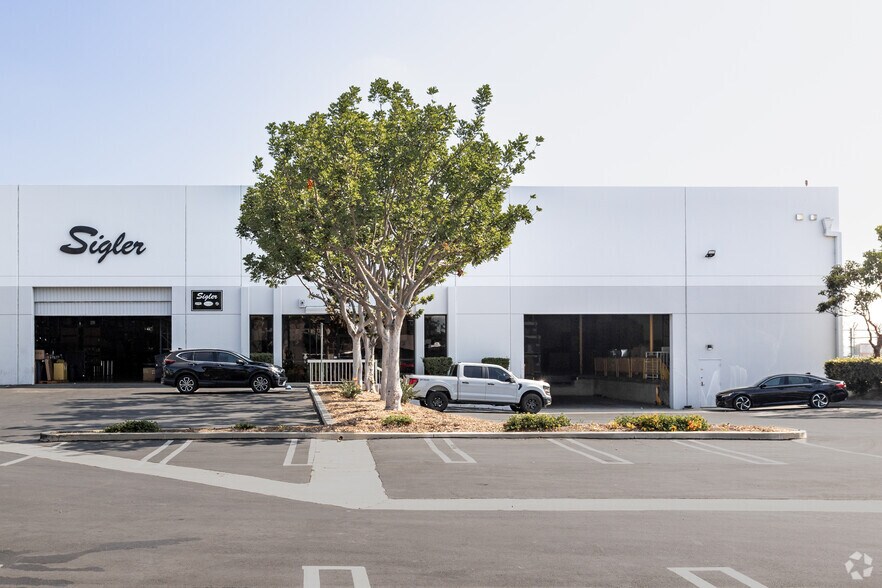 More Photos Of 3648-3650 N Industry Ave, Lakewood Warehouse For Lease