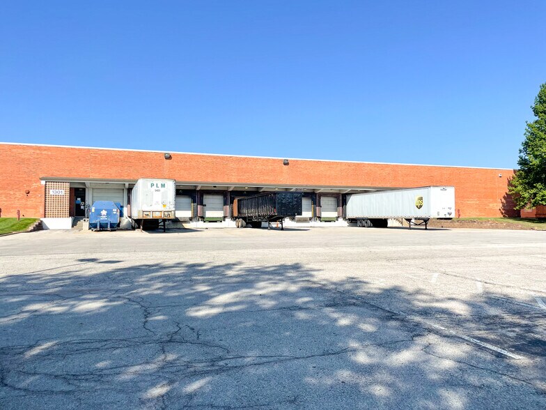 More Photos Of 1303-1315 N Highway Dr, Fenton Distribution For Lease