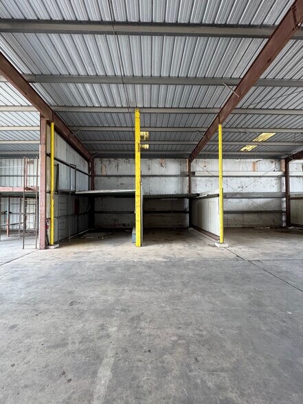 More Photos Of 2038 Saratoga Blvd, Corpus Christi Warehouse For Lease