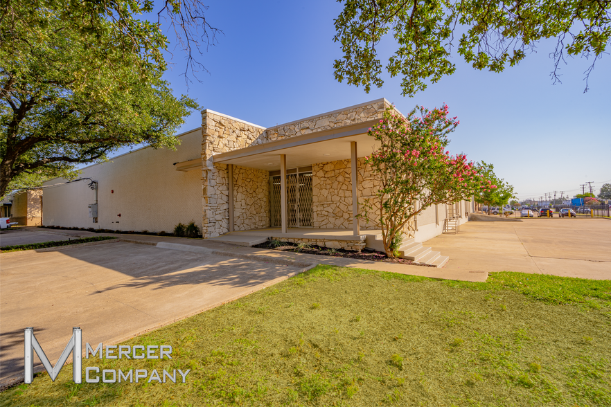 More Photos Of 8400 Directors Row, Dallas Warehouse For Lease