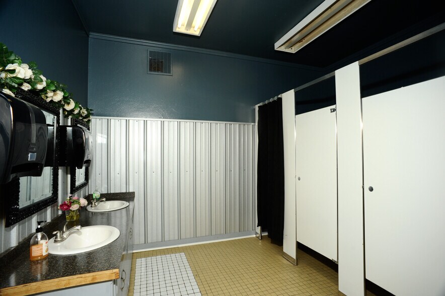 More Photos Of 424 W Main St, Denison Storefront Retail Office For Sale