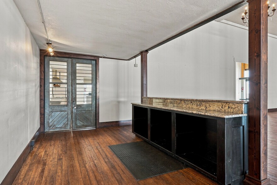 More Photos Of 204 S Broadway, Salisbury Specialty For Sale