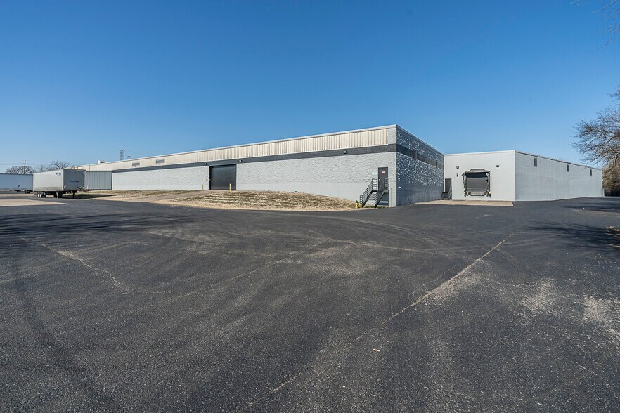 More Photos Of 344 Maple, Gallatin Warehouse For Lease