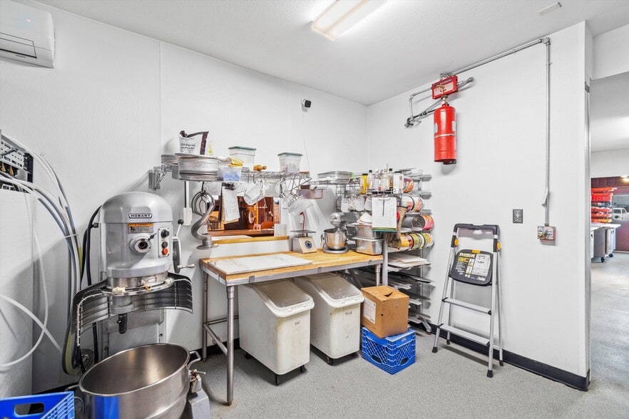 More Photos Of 110 W Bailey St, Ponder Restaurant For Sale