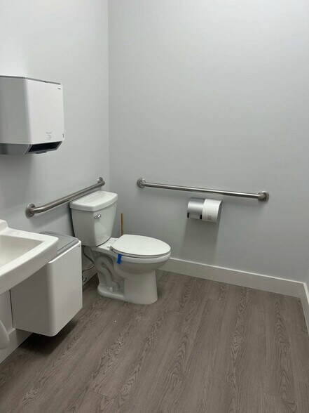More Photos Of 335 Pineda Ct, Melbourne Unknown For Lease