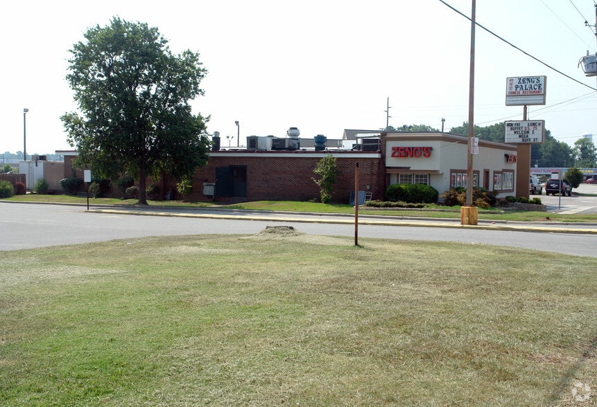 More Photos Of 411 Southeast Blvd, Clinton Restaurant For Lease