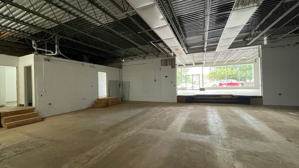 More Photos Of 855 W Northwest Hwy, Palatine Freestanding For Sale