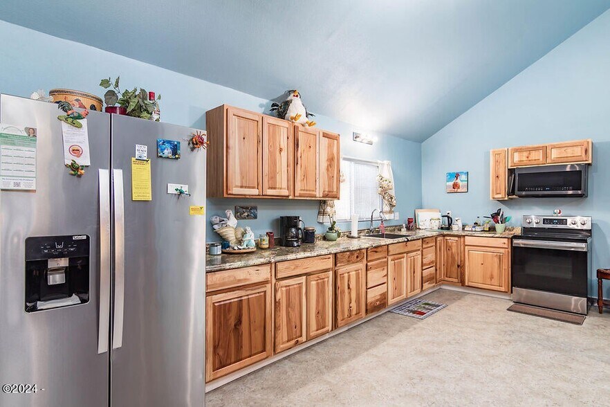 More Photos Of 20 Willow St, Depoe Bay Industrial For Sale