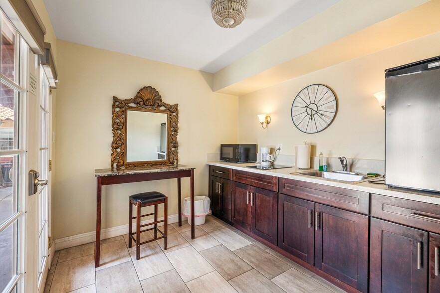 More Photos Of 526 S Warm Sands Dr, Palm Springs Hotel For Sale