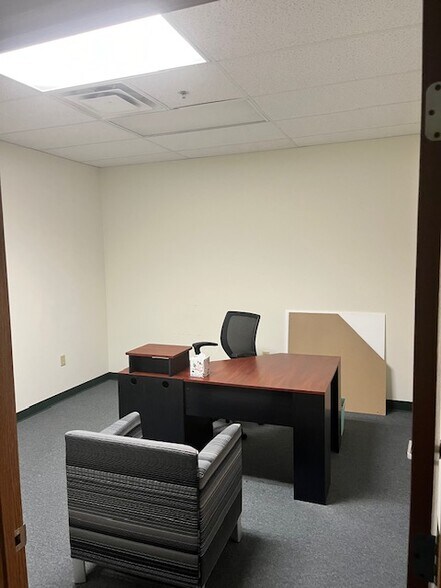 More Photos Of 4 Kovach Dr, Cincinnati Light Distribution For Lease