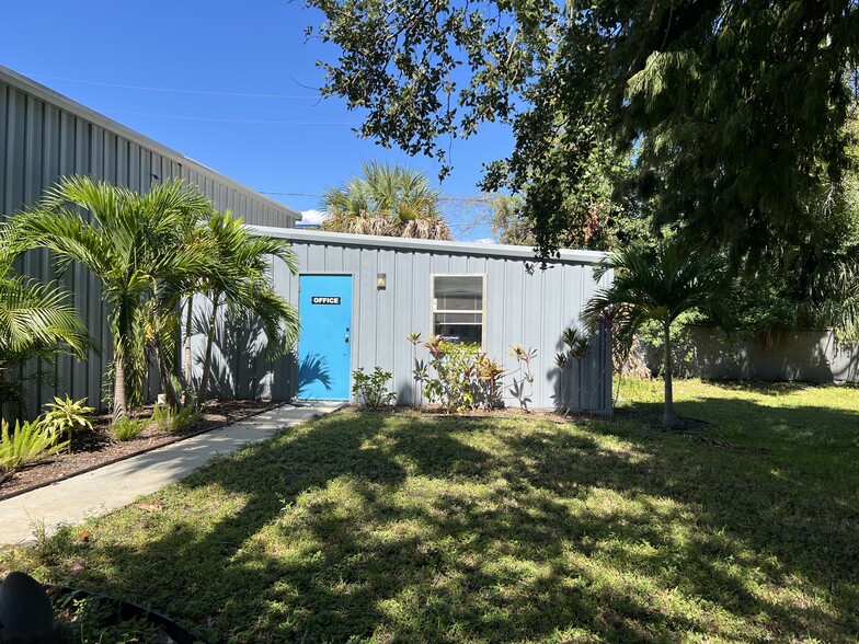 More Photos Of 4765 Spring Ave, Clearwater Manufacturing For Sale