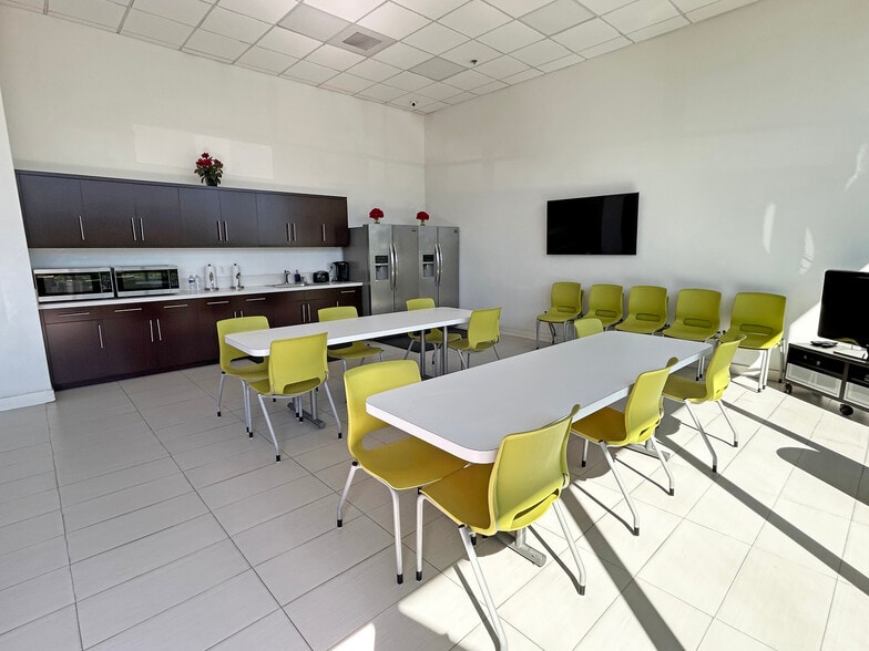 More Photos Of 2940 N Hollywood Way, Burbank Land For Lease