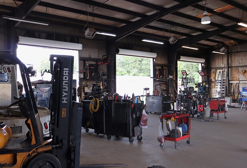 More Photos Of 1530 Parker Ln, Enterprise Warehouse For Lease