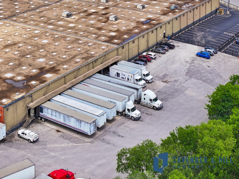 More Photos Of 3200 E Houston St, San Antonio Warehouse For Sale