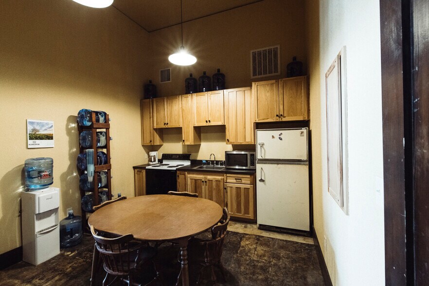 More Photos Of 75 Main St, Maxwell Warehouse For Lease