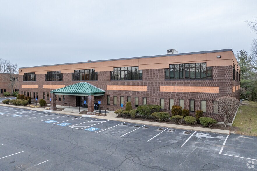 More Photos Of 6 Blackstone Valley Pl, Lincoln Medical For Lease