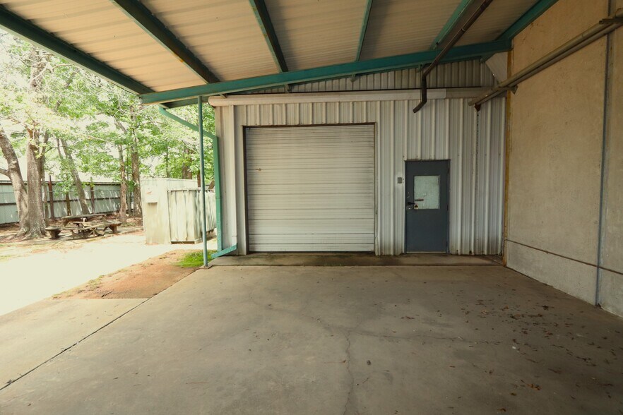 More Photos Of 1625 Airport Rd, Conroe Warehouse For Sale