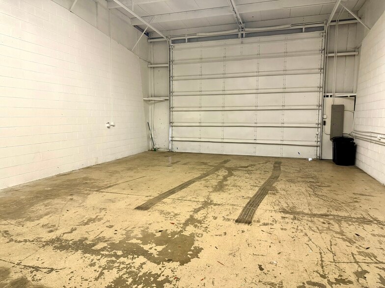 More Photos Of 12137 Rhea Dr, Plainfield Warehouse For Lease