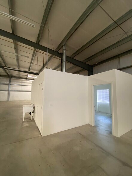 More Photos Of 8300 E Valencia Rd, Tucson Warehouse For Lease