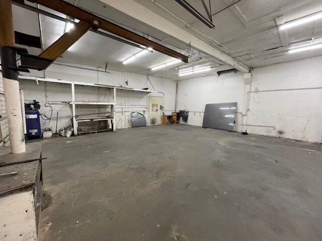 More Photos Of 975 Ellsworth St SW, Albany Freestanding For Lease