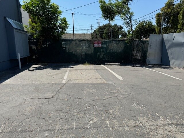 More Photos Of 19445-19449 Ventura Blvd, Tarzana Storefront For Sale