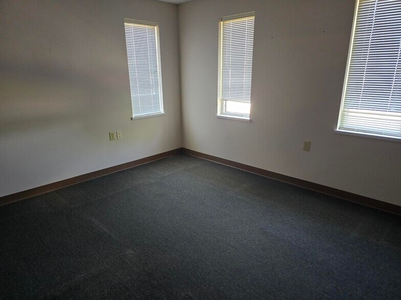 More Photos Of 2301 Bloomfield Rd, Cape Girardeau Self Storage For Lease