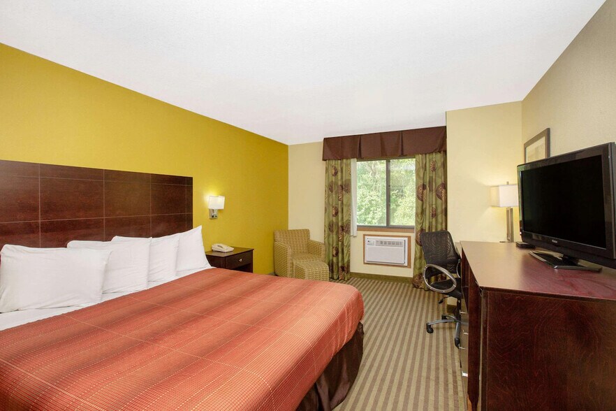 More Photos Of 1000 Woodbury Ave, Council Bluffs Hotel For Sale