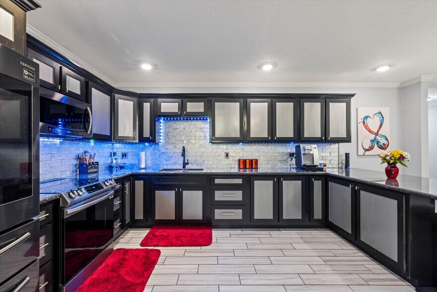 More Photos Of 902 51st St, Galveston Light Manufacturing For Sale