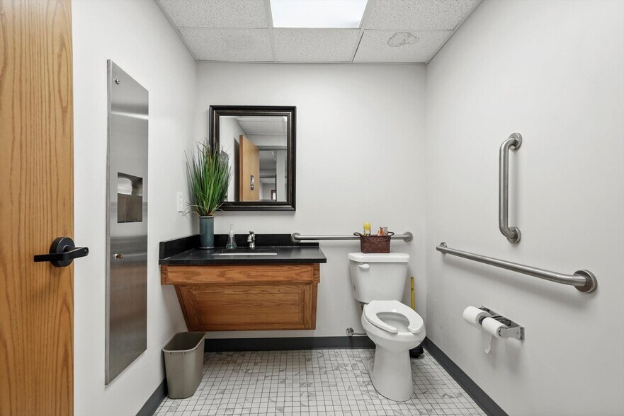 More Photos Of 1015 W Ithica St, Broken Arrow Office For Sale