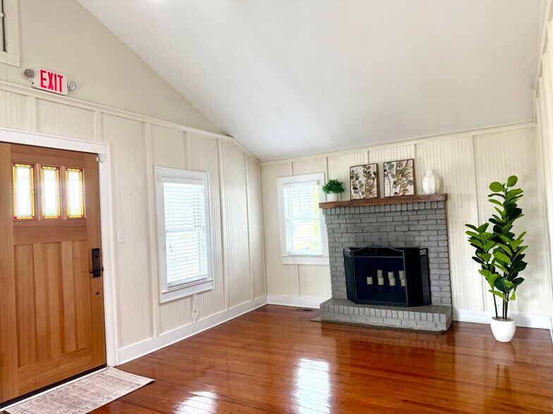 More Photos Of 904 W Lamar Alexander Pky, Maryville Office For Lease