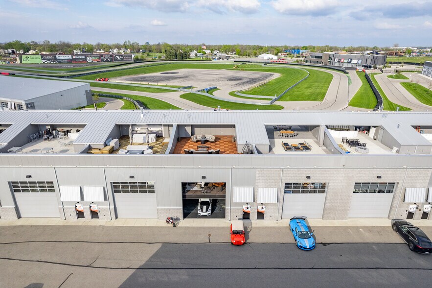 More Photos Of 154 W Speed Way, Pontiac Parking Garage For Sale