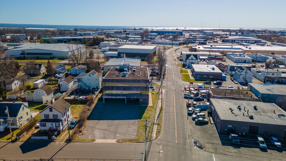 More Photos Of 727 Honeyspot Rd, Stratford Office Residential For Sale