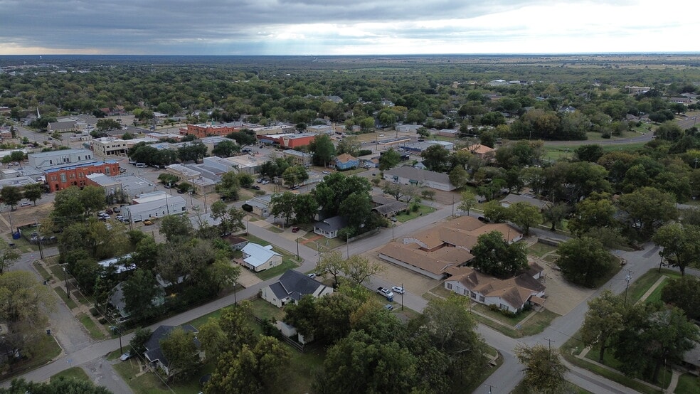 More Photos Of 108 W Hickory St, Kaufman Healthcare For Sale